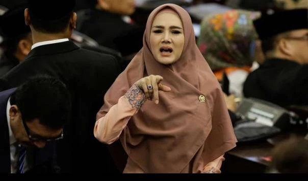 Foto: Wakili Suara Hati Emak-emak, Mulan Jameela Kritik Kebijakan Kompor Listrik | Pifa Net