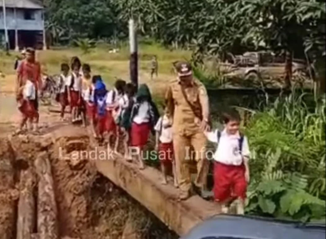 Foto: Jembatan Ambruk, Siswa SD di Landak Meniti Sungai | Pifa Net