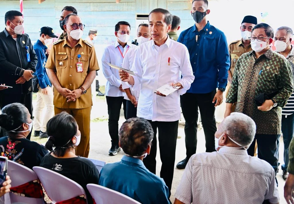 Presiden Jokowi menyerahkan bantuan sosial bagi para penerima manfaat di Kantor Pos Jailolo, Kabupaten Halmahera Barat, Provinsi Maluku Utara, Rabu (28/9/2022). (Foto: BPMI Setpres/Laily Rachev)