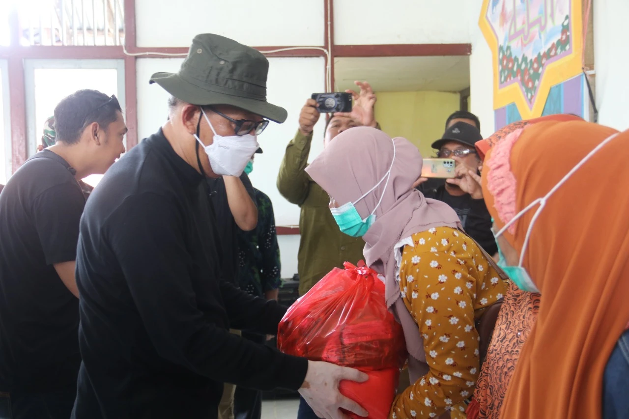 Gubernur Sutarmidji saat memberikan Bansos bagi warga di Teluk Pakedai, Kubu Raya, Minggu (2/10/2022). (Foto: Adpim Pemprov Kalbar)