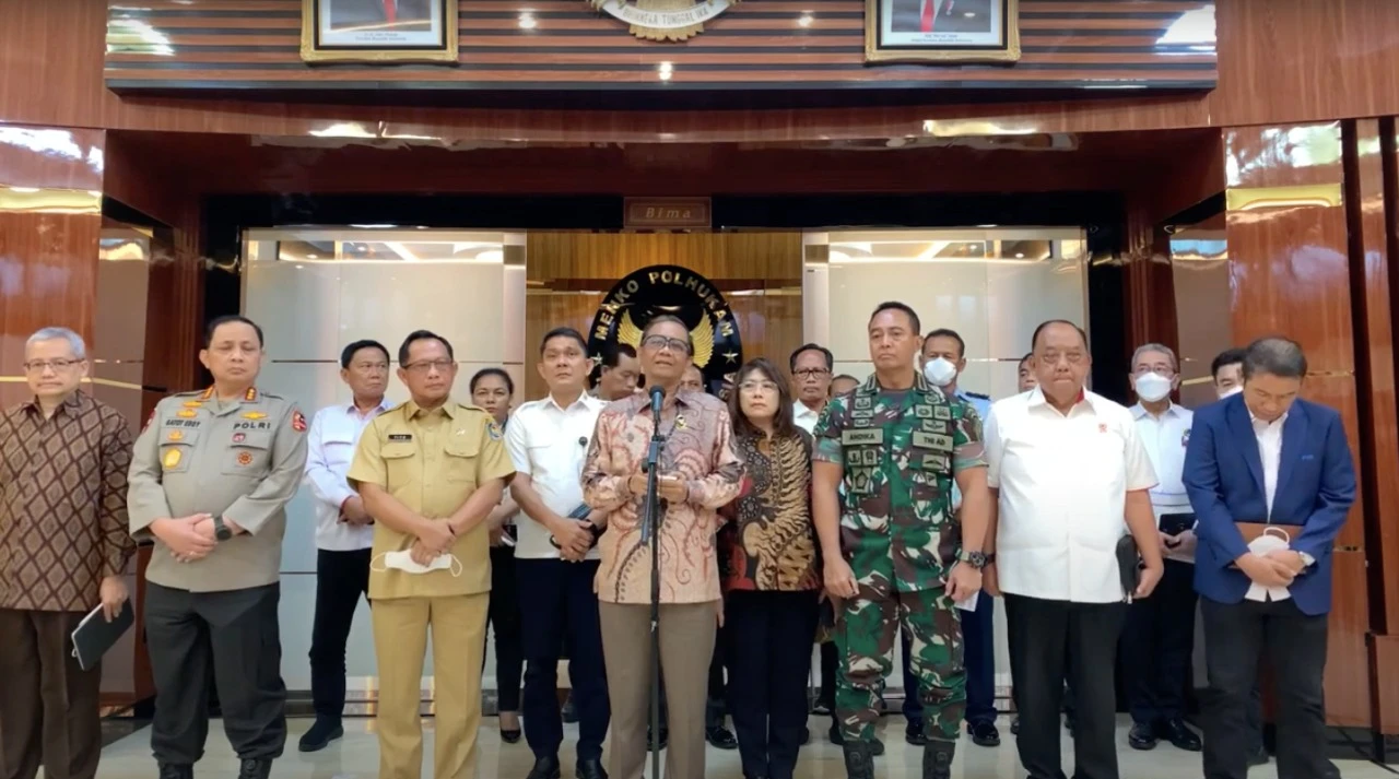 Menko Polhukam Mahfud MD memberikan keterang pers terkait hasil Rakorsus Tragedi Sepak Bola di Kanjuruhan, Senin (3/10/2022), di Kantor Kemenko Polhukam, Jakarta. (Foto: Setkab RI)