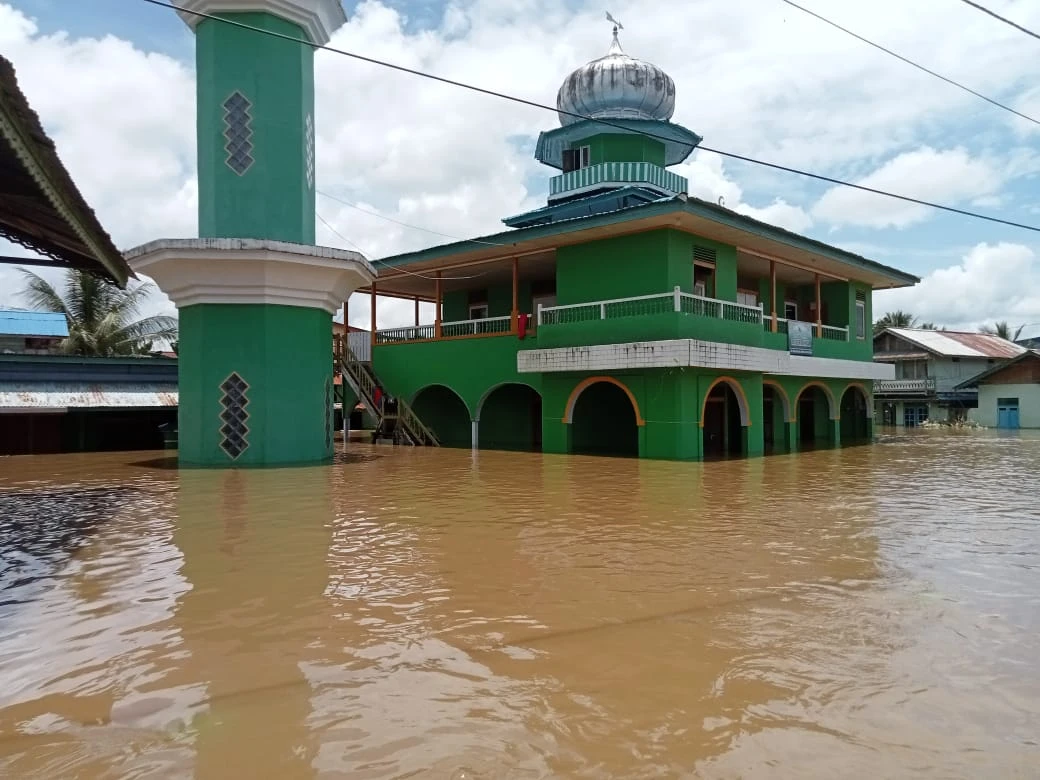 Foto: Kalbar Darurat Banjir, Bupati dan Wali Kota Diinstruksikan Bagikan Cadangan Beras | Pifa Net