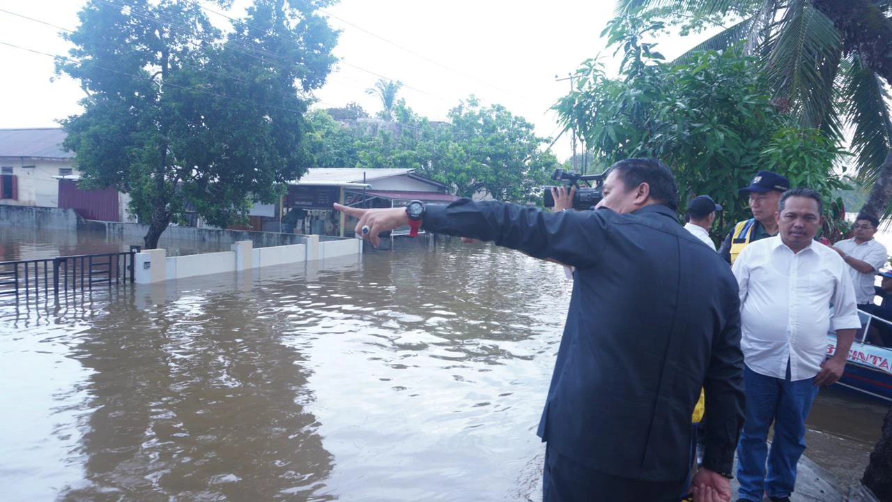 Ketua Komisi V DPR RI Lasarus saat meninjau banjir di Sintang, Kalbar. (Foto: KalbarOnline/Jauhari)