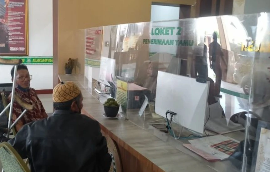 Warga saat melaporkan Kades yang diduga menyalahgunakan anggaran dana desa di Kejari Ketapang. (Foto: Istimewa)