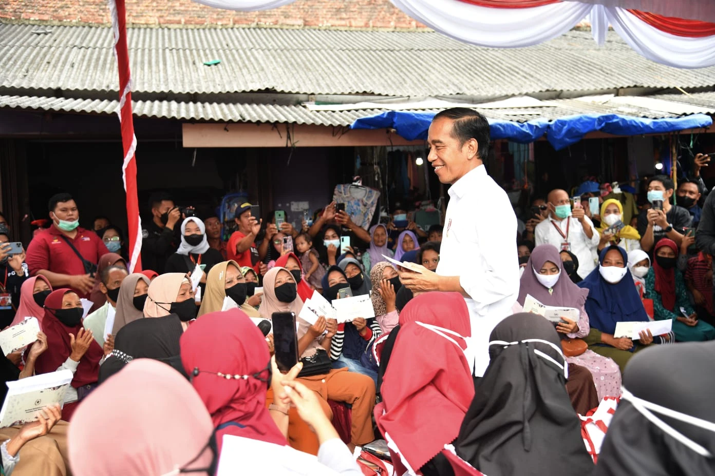 Foto: Serahkan Bansos, Presiden: Gunakan untuk Penuhi Gizi Anak | Pifa Net