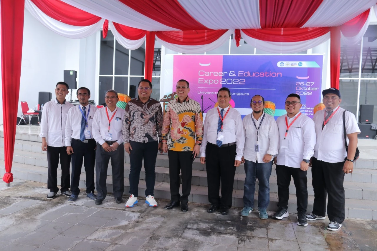 Momen foto bersama Rektor Untan dengan pihak penyelenggara Career & Education Expo 2022. (Foto: Dok. PIFA/Rino Putradi)