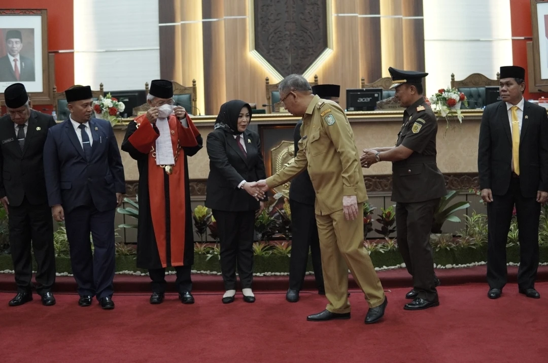 Gubernur Kalbar Sutarmidji menyalami Wakil Ketua DPRD Kalbar yang baru, Yuliana. (Foto: Istimewa)