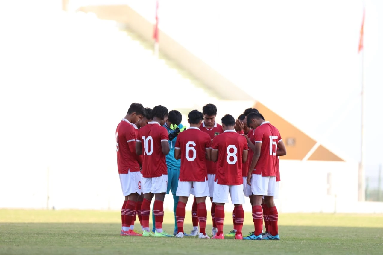 Timnas U-20 Indonesia berdoa bersama sebelum laga dimulai. (Foto: Dok. PSSI)