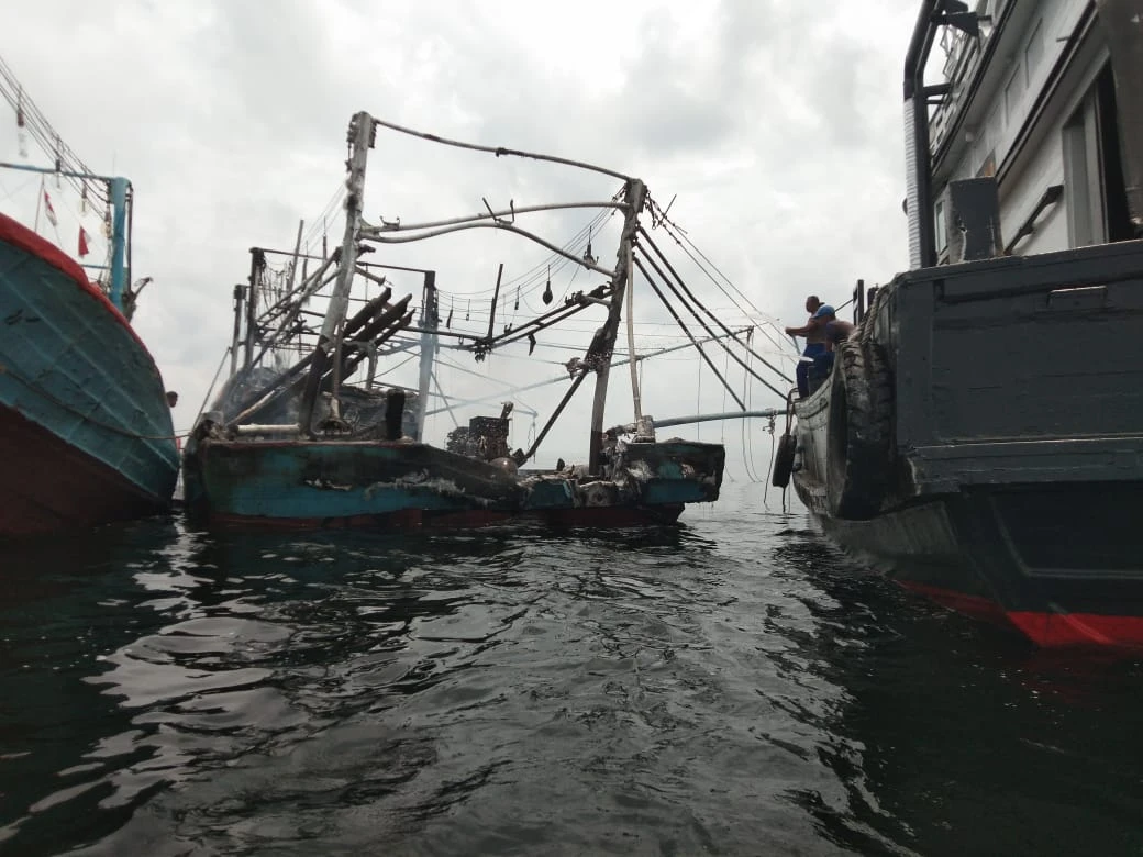 Foto: Kapal Pengangkut Cumi Terbakar di Perairan Karimata, Awak Selamat Lompat ke Laut | Pifa Net