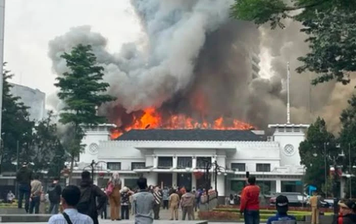 Foto: Gedung Balai Kota Bandung Terbakar, Pegawai Berlarian Selamatkan Diri | Pifa Net