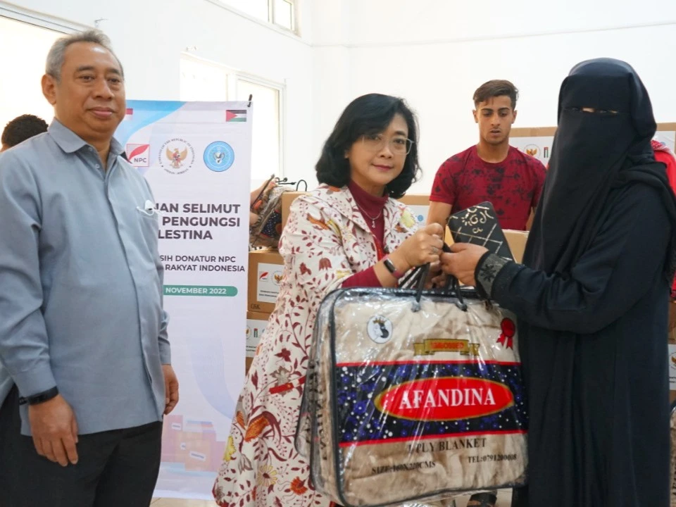 Penyerahan bantuan  Nusantara Palestina Center (NPC) untuk pengungsi Palestina. (Foto: KBRI Amman)