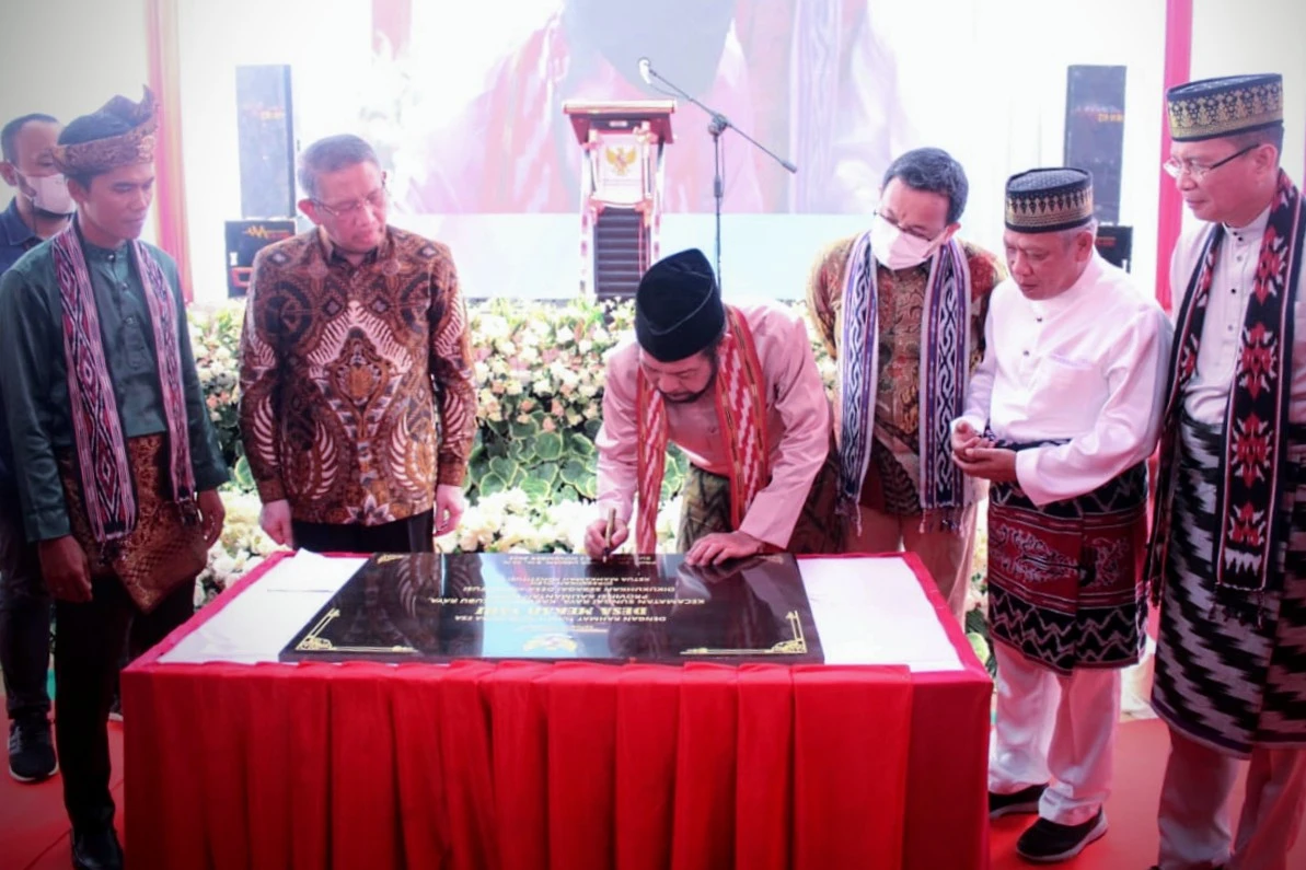 Foto: Bangga! Dikukuhkan Ketua MK, Desa Mekar Sari Jadi Desa Konstitusi Pertama di Pulau Kalimantan | Pifa Net