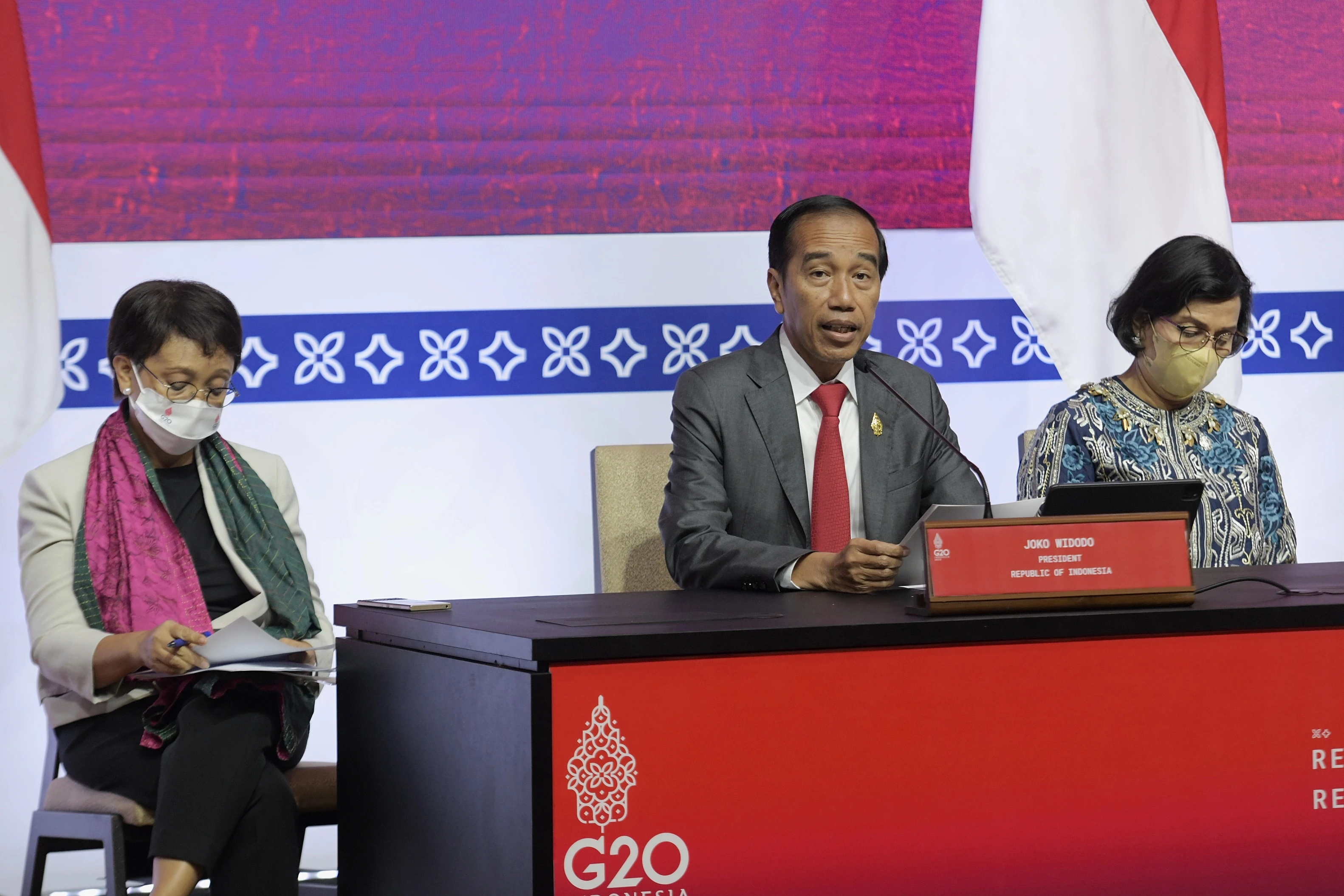 Presiden Jokowi didampingi Menlu Retno Marsudi dan Menkeu Sri Mulyani menyampaikan keterangan pers usai penutupan KTT G20, di BICC, Bali, Rabu (16/11/2022). (Foto: Humas Setkab/Rahmat)