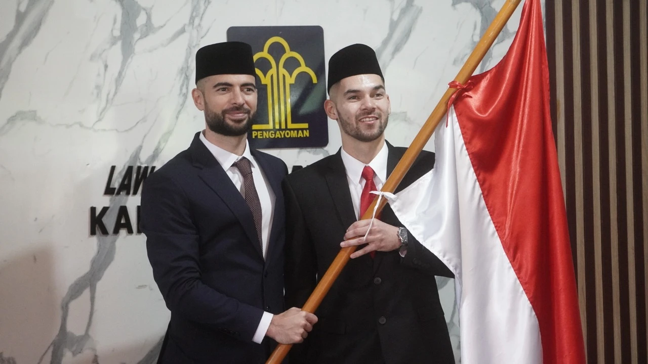 ordi Amat dan Sandy Walsh resmi menjadi Warga Negara Indonesia, Kamis (17/11/2022). (Foto: Dok. PSSI)