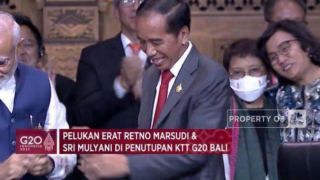 Menteri Keuangan (Menkeu) Sri Mulyani Indrawati dan Menteri Luar Negeri (Menlu) Retno Marsudi terlihat berpelukan usai Presiden RI Joko Widodo (Jokowi) menutup KTT G20. (Ftoto: CNBC Indonesia)