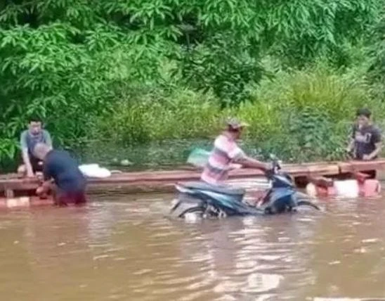 Warga Kapuas Hulu membuat jembatan darurat. (Foto: Dok. Warga)