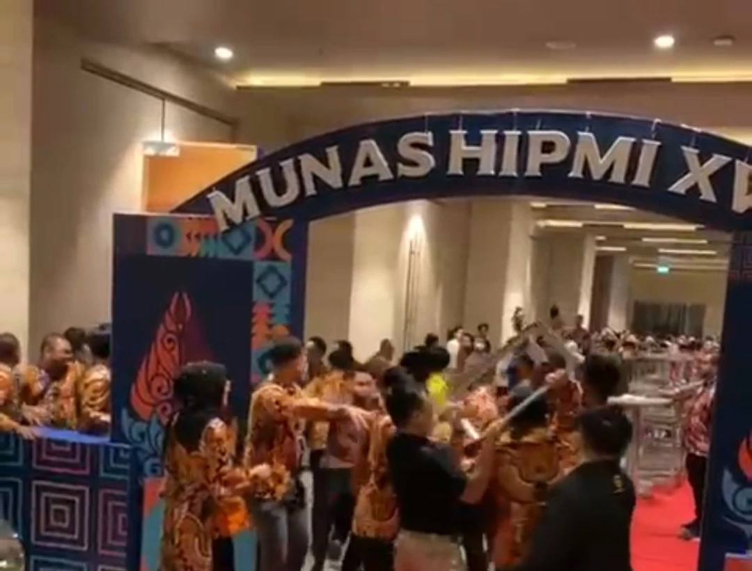 Foto: Munas HIPMI di Solo Ricuh, Peserta Tampak Saling Adu Jotos | Pifa Net