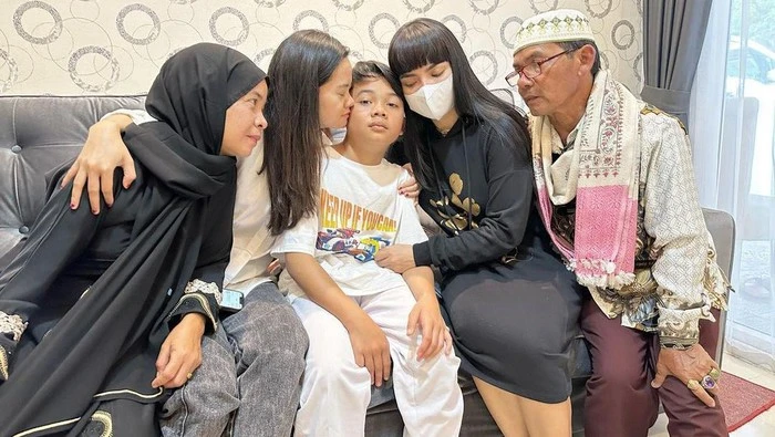 Momen adik Dinar Candy sudah kembali kumpul dengan keluarganya. (Foto: dok. Instagram Dinar Candy)
