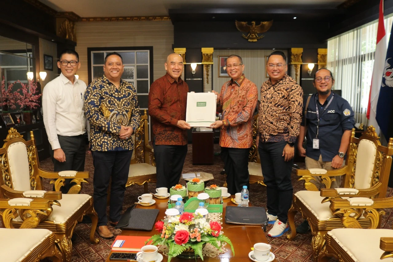 Tanoto Foundation bersama Rektor Untan dan jajarannya. (Foto: Dok. Untan)
