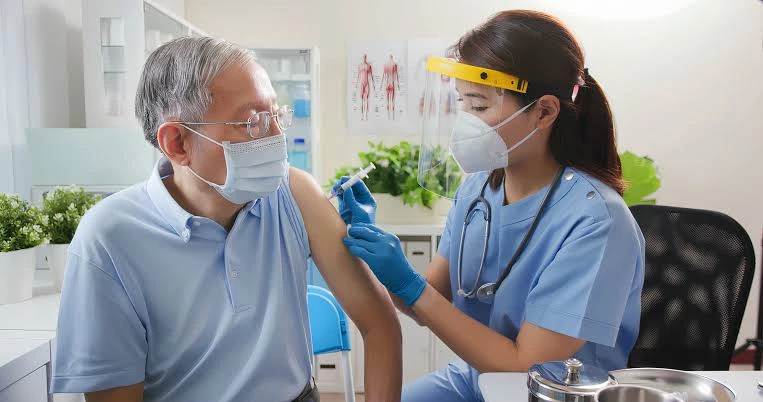 Ilustrasi pemberian vaksin booster COVID-19 dosis kedua. (Foto: Hellosehat.com)