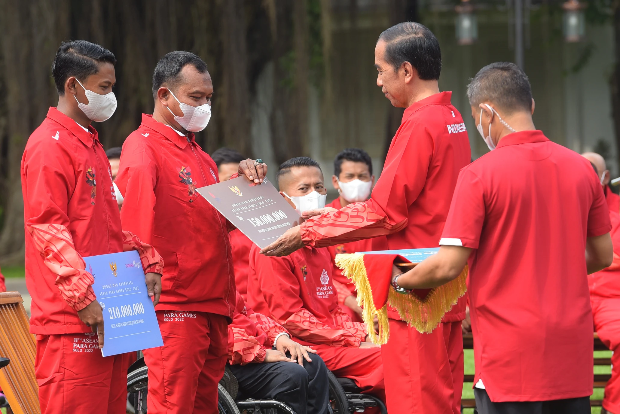 Foto: Presiden Jokowi Serahkan Bonus Bagi Atlet ASEAN Paragames XI 2022, Total Rp309 M | Pifa Net