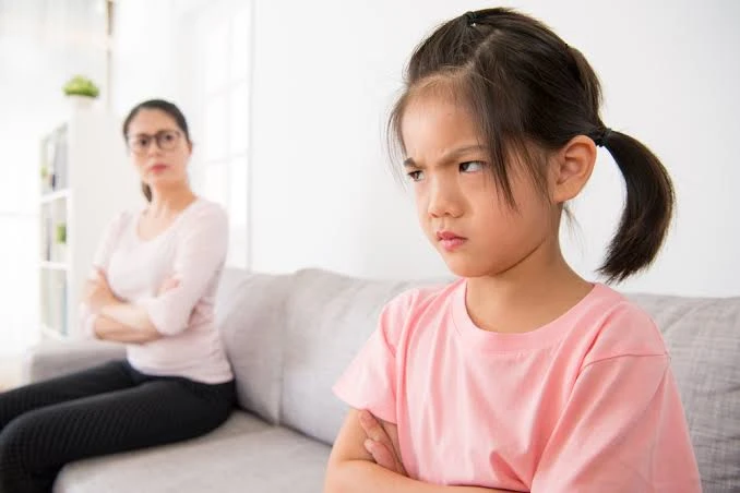 Ilustrasi orang tua merespon anak tantrum. (Foto: Hellosehat)