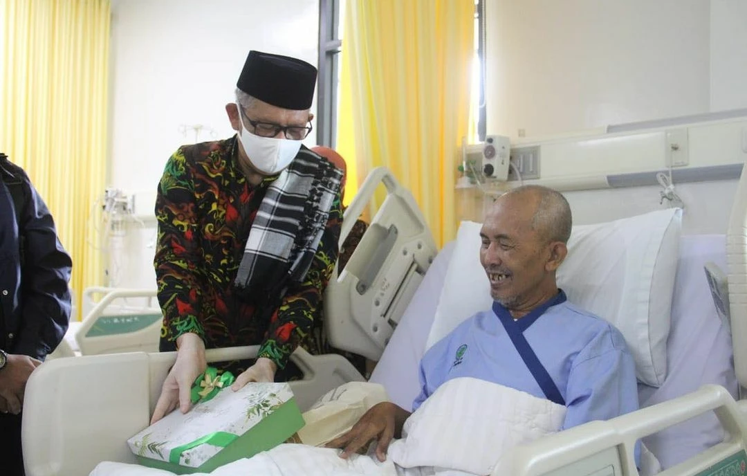 Gubernur Sutarmidji saat menjenguk pasien kedua operasi jantung terbuka di RSUD dr Soedarso, Jumat (2/12/2022). (Foto: IG Bang.midji)