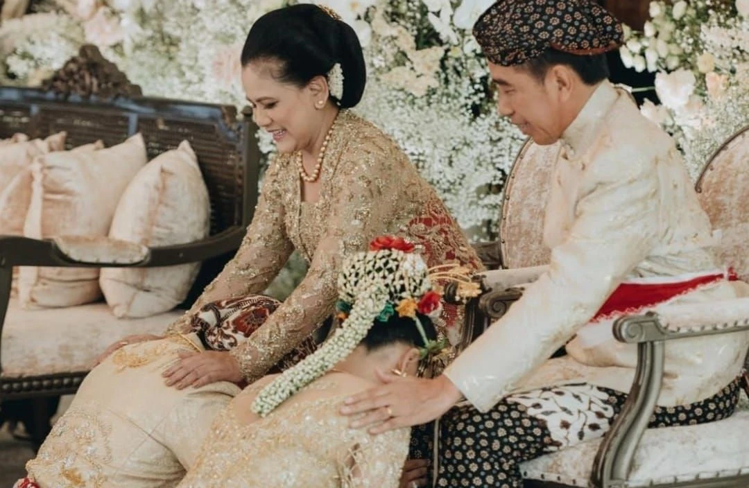 Sungkeman Kaesang dan Erina ke ke orang tua mempelai laki-laki. (Foto: Instagram @erinagundono)
