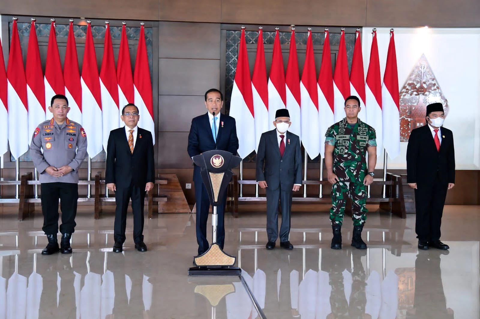 Presiden Jokowi didampingi Wapres Ma’ruf Amin dan pejabat lainnya menyampaikan keterangan pers di Bandara Soekarno Hatta, Selasa (13/12/2022). (Foto: BPMI Setpres)