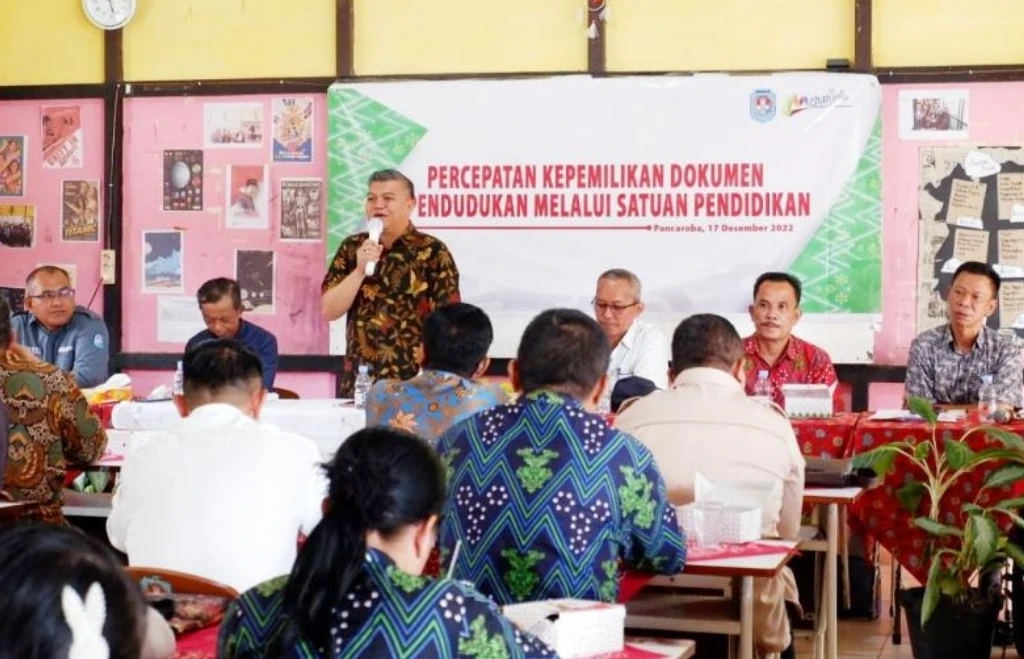 Sekda Kubu Raya, Yusran Anizam saat memberikan arahan terkait administrasi kependudukan. (Foto: Prokopim Kubu Raya)