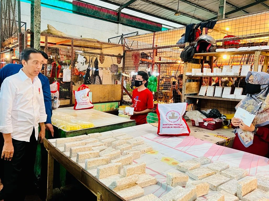 Foto: Cek Harga di Pasar Jelang Nataru, Presiden Senang Beberapa Bahan Pokok Turun | Pifa Net