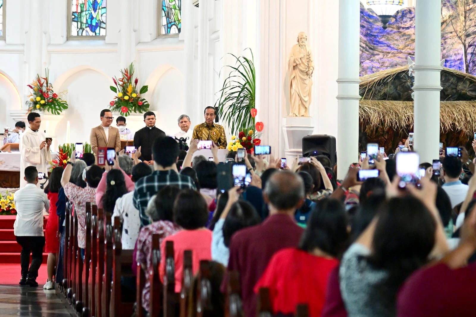 Presiden Jokowi saat mengunjungi gereja di Kota Bogor, Minggu (25/12/2022). (Foto: BPMI Setpres)