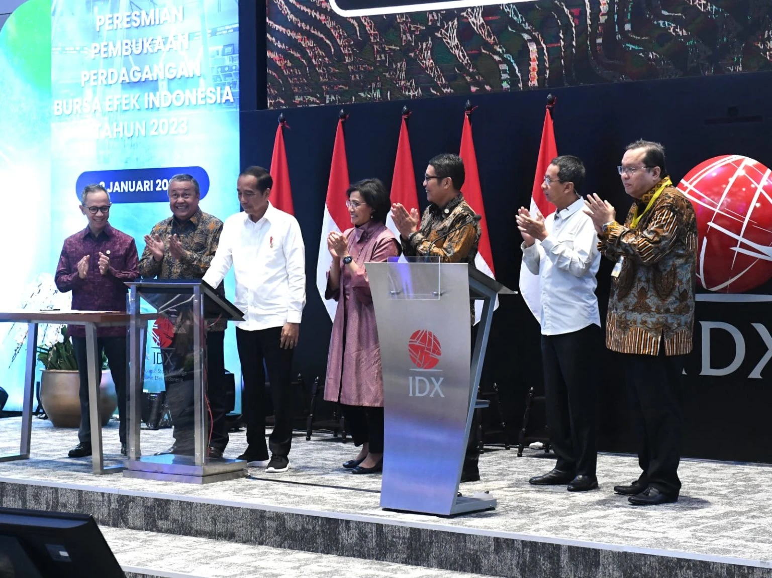 Menkeu Sri Mulyani dan Ketua DK OJK mendampingi Presiden Jokowi meresmikan Pembukaan Perdagangan BEI, Senin (02/01/2023), di Jakarta. (Foto: BPMI Setpres)