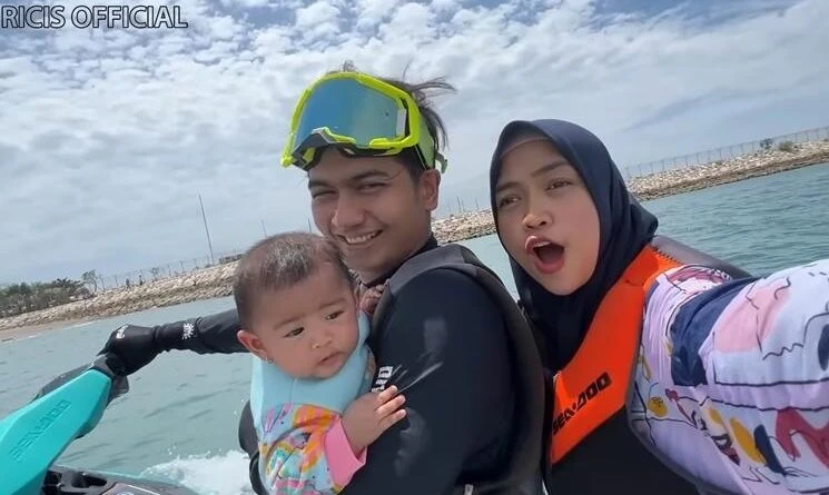 Foto: 'Anak Sekecil Itu Berkelahi dengan Adsense' Baby Moana Naik Jetski hingga ATV, Ria Ricis Banjir Kritikan Netizen | Pifa Net