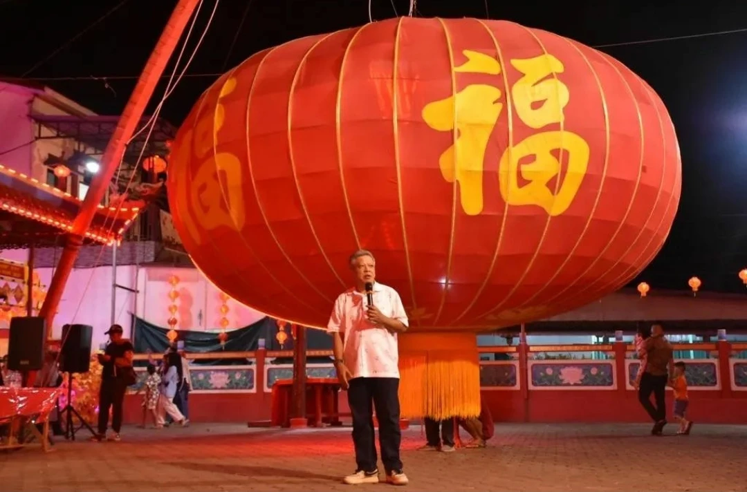 Bupati Muda Mahendrawan saat meresmikan lampion raksasa. (Foto: Prokopim Kubu Raya)