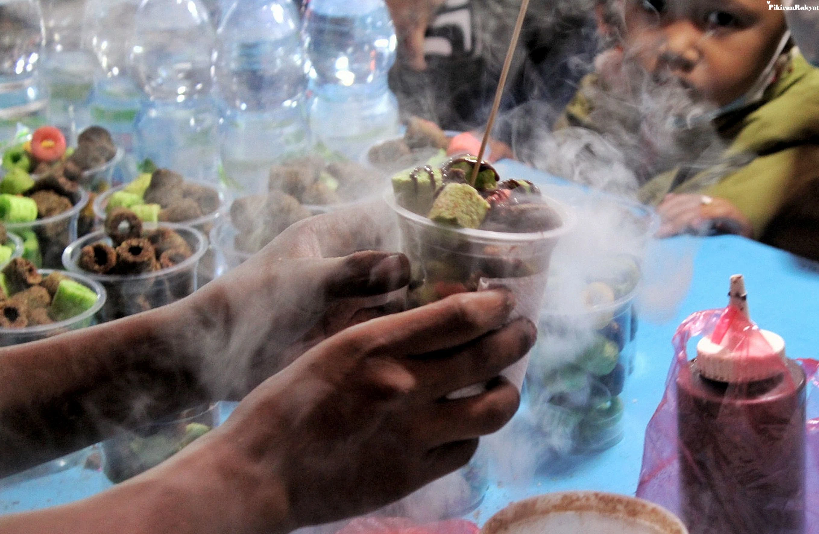 Dinkes Kalbar meminta orang tua awasi anak-anaknya dari jajanan ciki ngebul. (Foto: Pikiran Rakyat/Deni Armansyah)