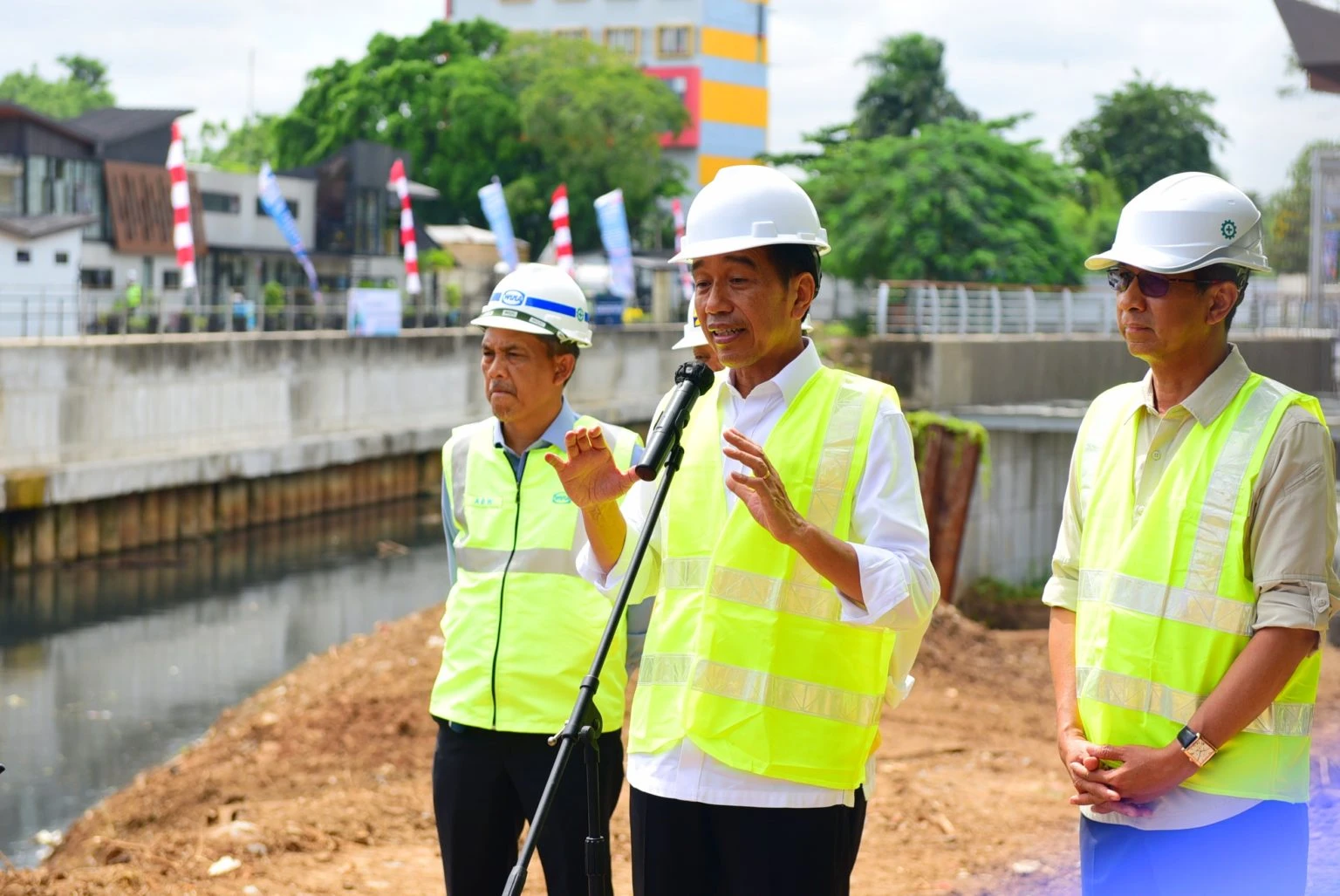 Presiden Jokowi saat meninjau progres pembangunan sodetan Kali Ciliwung ke KBT, Jakarta, Selasa (24/1/2023). (Foto: Humas Setkab/Rahmat)