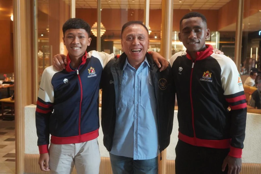 Ketua Umum PSSI bersama dua pemain Timnas U-16 Indonesia yang dilepas trial ke Hongaria. (Foto: Dok. PSSI)
