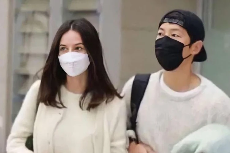 Song Joong-ki mengumumkan pernikahan dan kehamilan Katy Louise Saunders. (Foto: Xports News, MK)