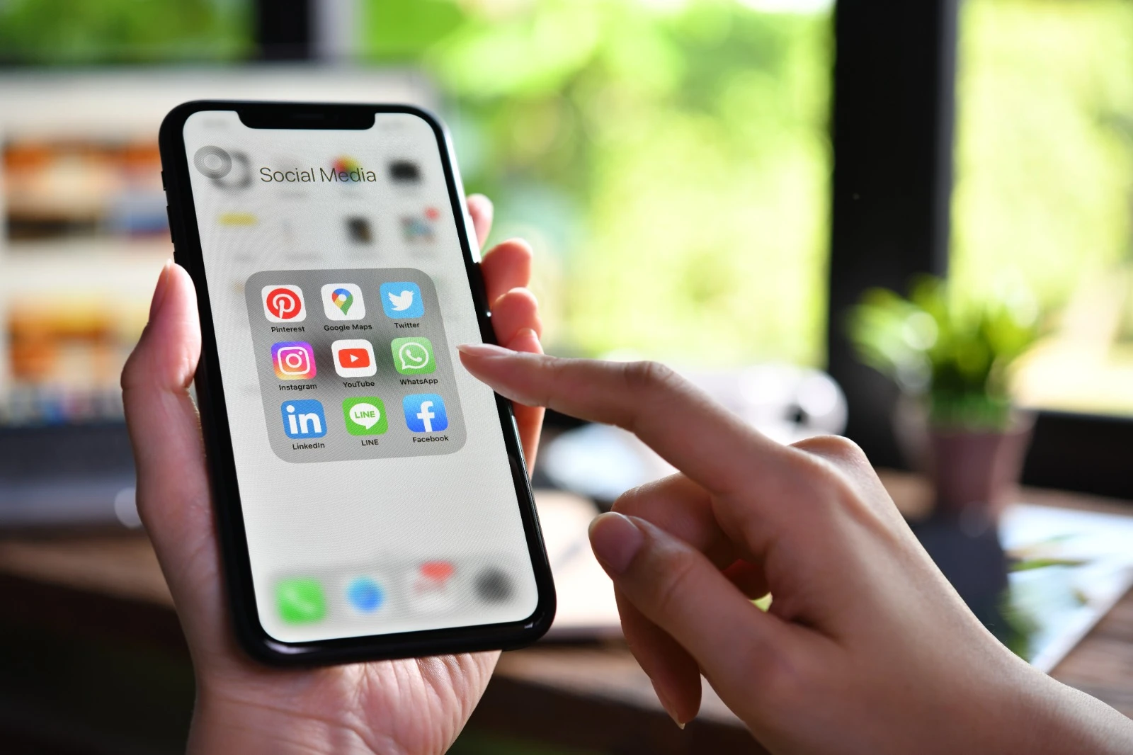 Aplikasi medsos yang banyak menguras baterai smartphone saat ini. (Foto: Dok. PIFA/Freepik amenic181)