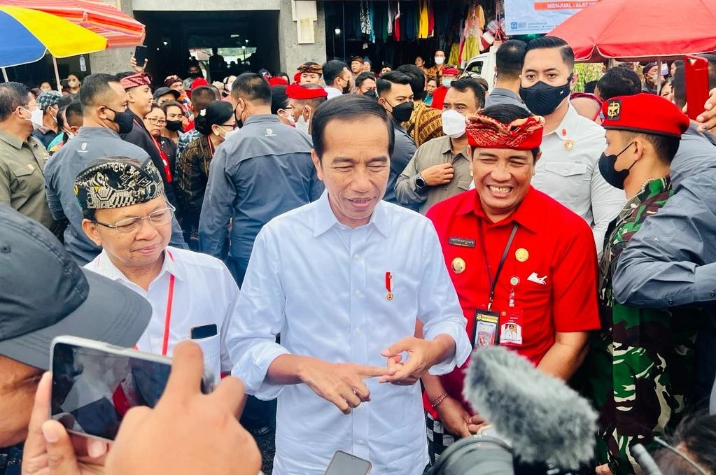 Presiden Jokowi saat mengunjungi Pasar Baturiti di Tabanan, Bali, Kamis (2/2/2023). (Foto: BPMI Setpres)