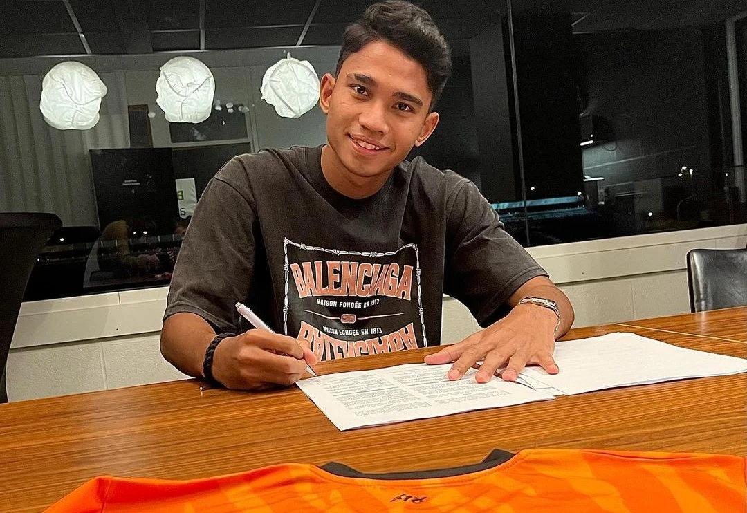 Wonderkid Timnas Indonesia, Marselino Ferdinan saat teken kontrak bersama  KMSK Deinze. (Foto: Instagram @kmskdeinze)