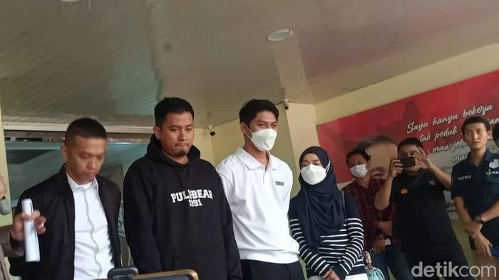 Momen terlapor Rizky Billar meminta maaf di Polda Metro Jaya. (Foto: Detikcom)