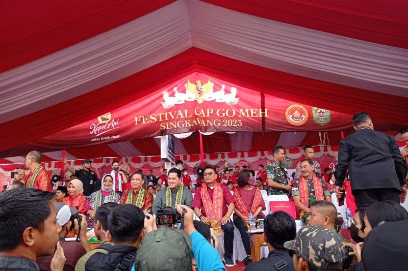 Foto: Atraksi Tatung di Festival Cap Go Meh Singkawang Buat Pejabat Istana Terpukau | Pifa Net