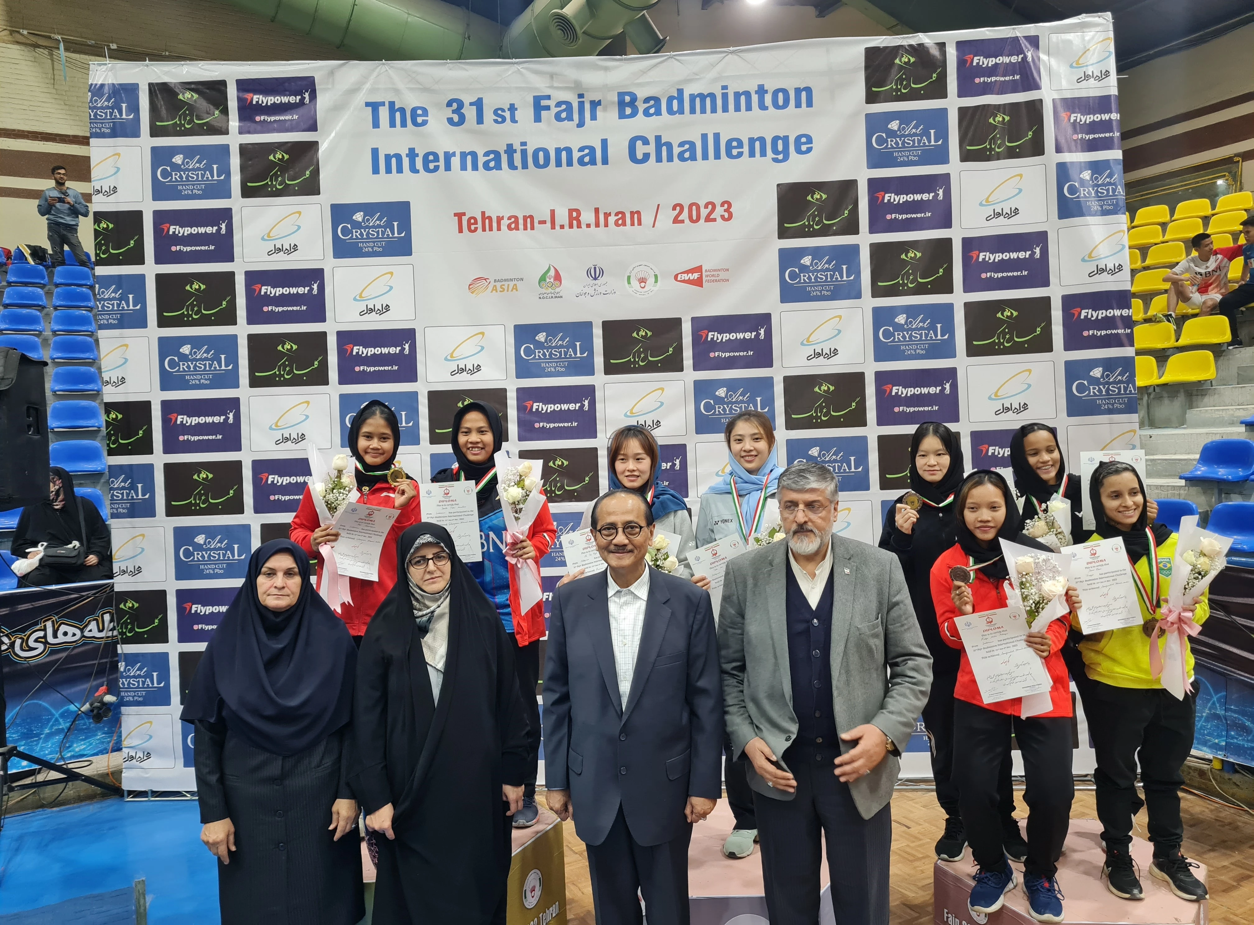 Peraih gelar juara dari Indonesia berfoto bersama dengan finalis lainnya. (Foto: KBRI Tehran)
