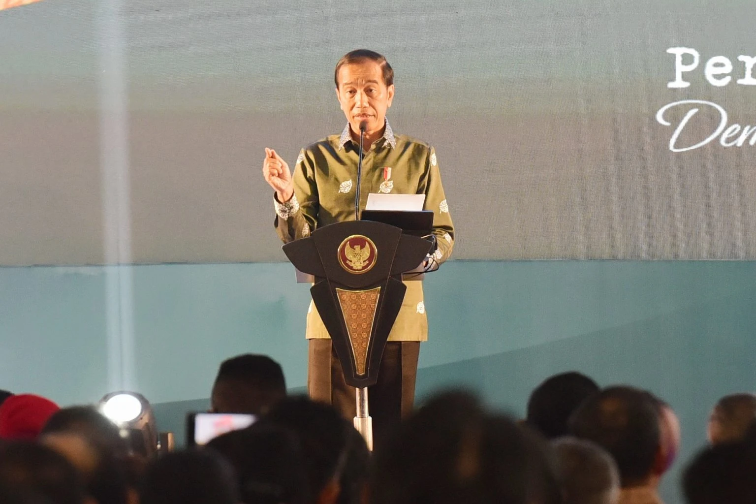 Presiden Jokowi menyampaikan sambutan di Puncak Peringatan HPN 2023, di Deli Serdang, Sumatera Utara, Kamis (9/2/2023). (Humas Setkab/Rahmat)