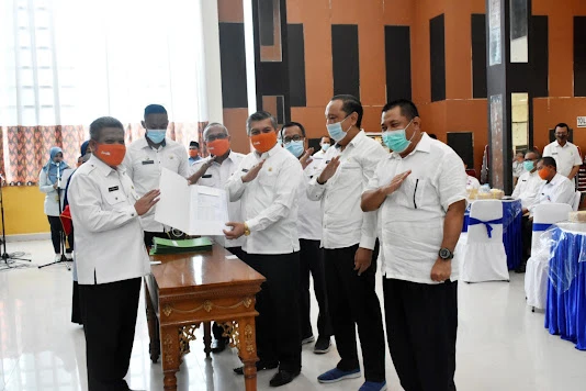 Penyerahan DPA dan UP kepada Satuan Kerja Perangkat Daerah (SKPD) Kabupaten Kubu Raya di Aula Praja Utama Kantor Bupati Kubu Raya, Rabu (11/1).  (Prokopim Kubu Raya)