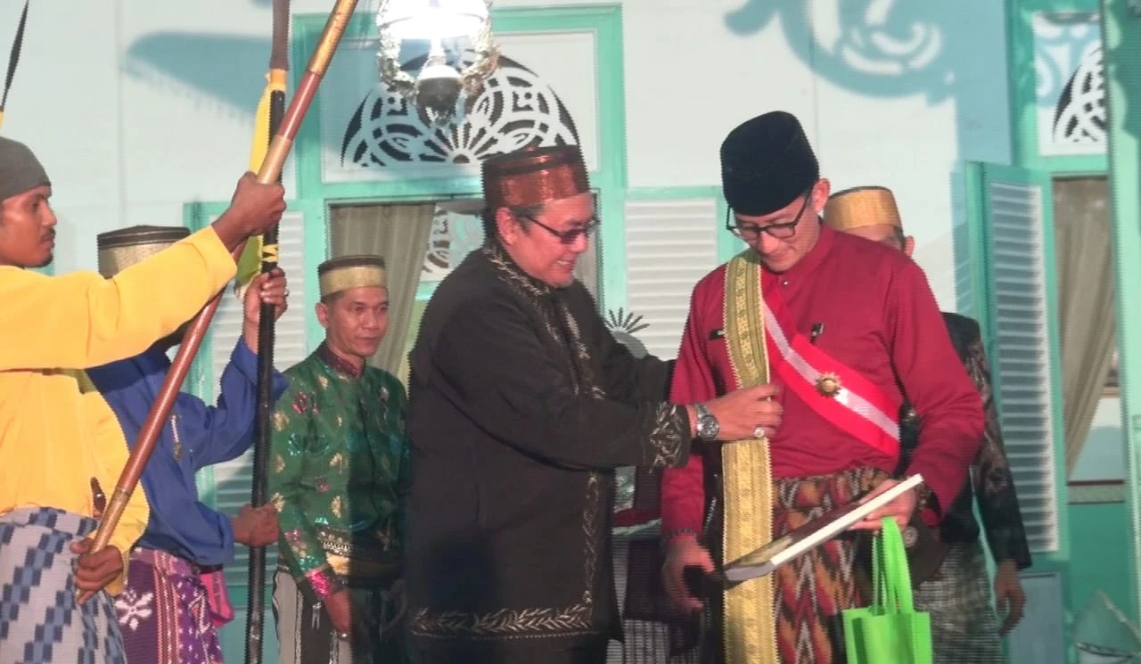 Menparekraf Sandiaga Uno saat menerima gelar kehormatan. (Dok. PIFA/Andrie P Putra)
