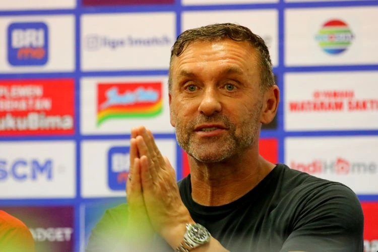Pelatih Persija Jakarta, Thomas Doll, meminta maaf ke Shin Tae-yong. (Kompas.com/Suci Rahayu)