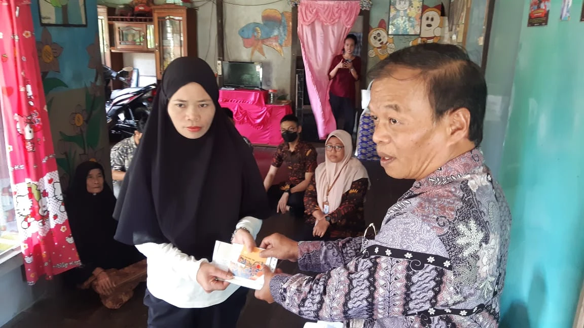 ME saat dipulangkan ke keluarganya. (Dok. KJRI Kuching)